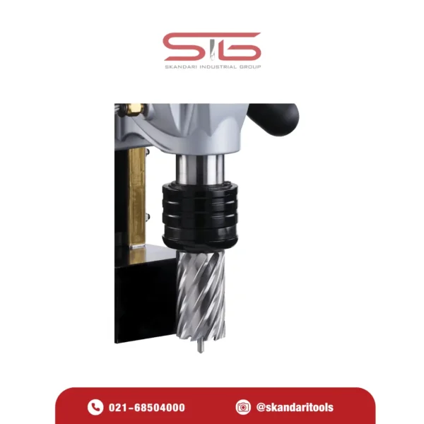 مته گردبر نصب‌شده روی دریل مگنت AGP SMD352 برای برش دقیق فلز