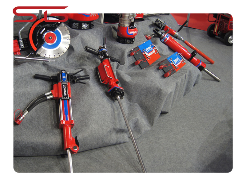 ابزار نجات اضطراری هیدرولیکی ZONDAR شامل اسپلیتر، کاتر و جک هیدرولیکی در عملیات آتش‌نشانی و امداد.