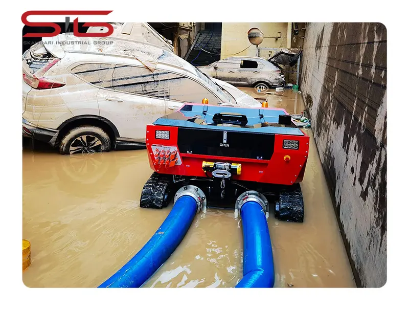 ربات های تخلیه هیدرولیکی زوندار در حال تخلیه آب و گل و لای سیلاب