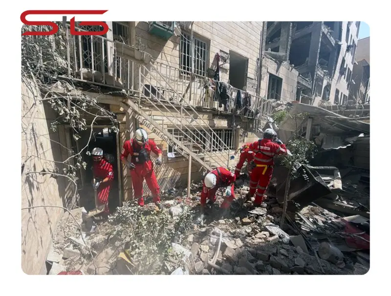 نیروهای امدادی و هلال احمر در حال بررسی محل وقوع حادثه ای مانند زلزله و استفاده از ابزارالات هیدرولیکی 